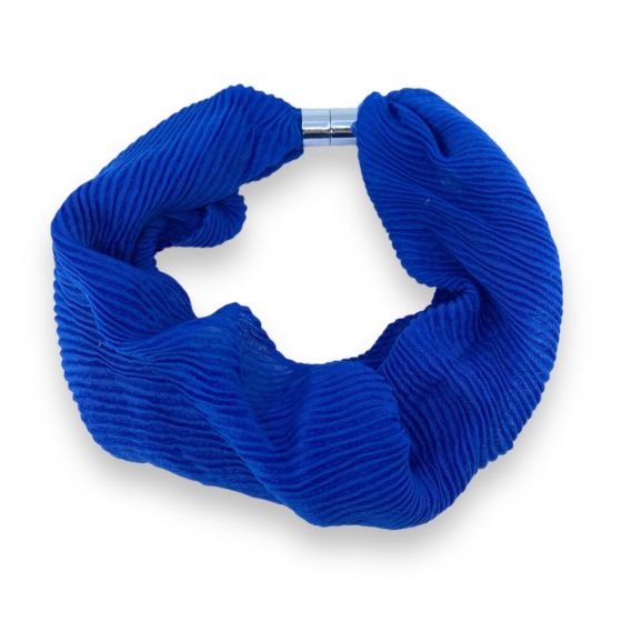 Ladies cotton feel pleated magnetic loop scarves.

Available in Turquoise ,Royal Blue ,Fuchsia and Sand.

Sold as a pack of 3 per colour or 4 assorted .

Size approx 60 cm in circumference .