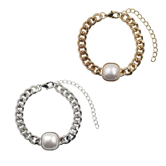 Gold or Rhodium colour plated, ladies curb bracelet with a imitation pearl center.

Pack of 3.