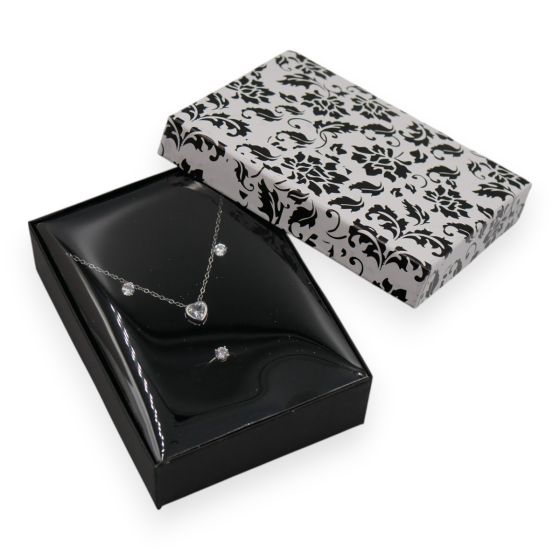 Black card box with a Black & White floral design lid and protective Clear acetate insert.
Ideal for large pendants and necklace/sets. Available also with clear acetate cover.
Outer edge of box measures approx 12cm x 9cm x 3.5cm.
*Jewellery not include