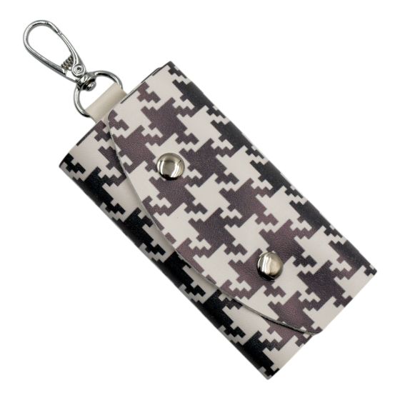 Leatherette geometric pattern key case with Rhodium colour plated attachable hook; holds 5 keys.
Measuring approx. 15cm drop inc. hook X 6cm.
Outstretched case measuring 16cm X 10.5cm.
Pack of 6 assorted.