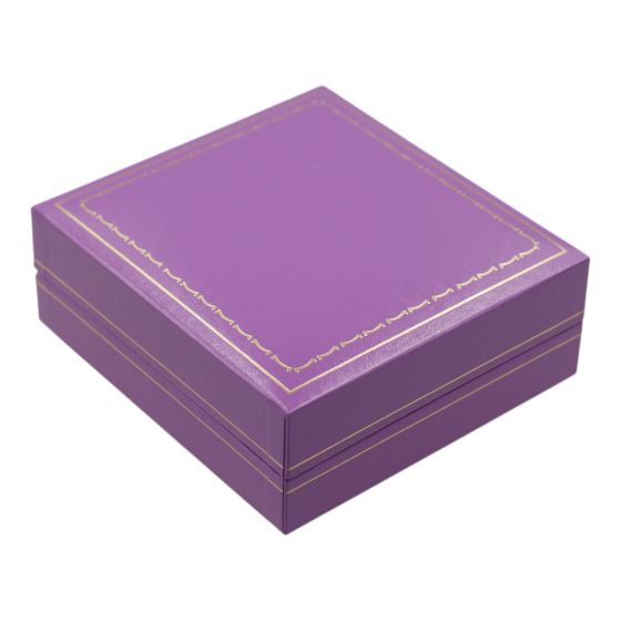 Puple, vintage, leatherette universal box, with white satin and velvet interior.
Measuring approx 8.5cm x 9.3cm x 3.3cm.
Pack of 12.

*Jewellery not included.