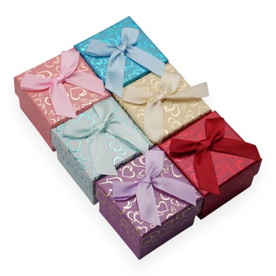 Assorted Colour Ring Boxes With foil Heart design.Availabe in 6 Assorted Colour.
Measuring approx 5x5x3.5 cm
Pack of 24. 

