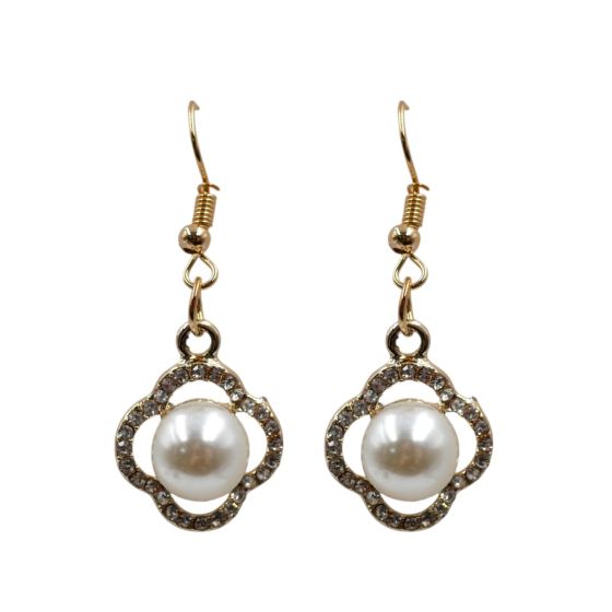 Gold colour plated diamante drop earrings with imitation pearl.
Measuring approx. 4.5cm.
Presented on a display card in a clear bag with a hole for easy display.