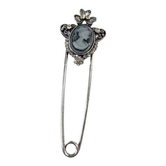 Venetti collection antique silver colour plated Cameo kilt pin style brooch with genuine crystal stones .Ideal for cardigans and winter scarves .

Sold as a pack of of 3 .

Size approx 8.5 x 3.5 cm