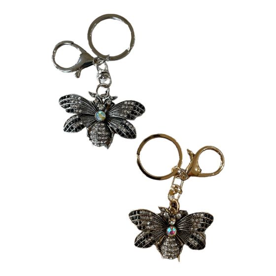 Bee shaped bag charm available in Rhodium colour plating and Rose Gold Colour plating ,embelished with genuine crystal stones .

Sold as a pack of 3 per colour or 4 assorted .

Size approx  Bee   5 x 4cm total size 8 cm .