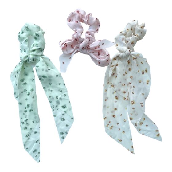 Chiffon abstract print  scrunchie with tails can also be tied in a bow 

Scrunchie is approx 8 cm across and the tails are approx 26 cm in length .

Available in Baby Pink ,Mint Green and Cream .

Sold as a pack of 12 assorted .