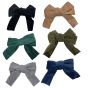 Laidies or girls large size  needle cord hair bow with tails on a concord clip.

Available in Black ,Navy ,Beige ,Bottle Green ,Silver grey and Olive Green .

Sold as a pack of 12 assorted .

Size approx 14 x 13 cm total height .