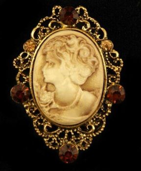 Cameo Style Brooch (£1.80 Each)