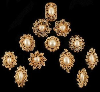 Assorted Diamante & Pearl Brooches (Assorted)