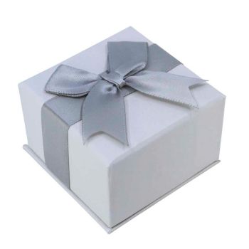 Leatherette card universal box with a Grey flock coated foam inner and Silver satin ribbon bow. 
Outer edge of box measures approx. 7cm x 7cm x 4.5cm
Usable space 6.5cm x 6.5cm x 4cm.
Pack of 12. 
***Jewellery not included***