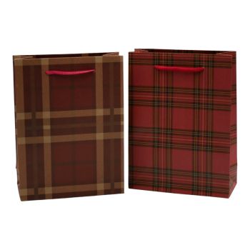 Paper gift bag with 3 assorted plaid designs.
Measuring size approx 20cm x 15cm x 5.5cm.
Sold as a pack of 12.