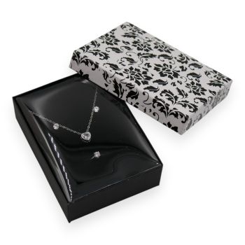 Black card box with a Black & White floral design lid and protective Clear acetate insert.
Ideal for large pendants and necklace/sets. Available also with clear acetate cover.
Outer edge of box measures approx 12cm x 9cm x 3.5cm.
*Jewellery not include