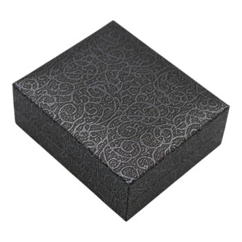 SIlver Grey vintage pendant leatherette box. with a black velvet interior.
Measures approx. 8cm x 7cm x 3cm.
Pack of 12.
*Jewellery not included.