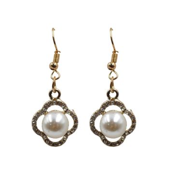 Gold colour plated diamante drop earrings with imitation pearl.
Measuring approx. 4.5cm.
Presented on a display card in a clear bag with a hole for easy display.