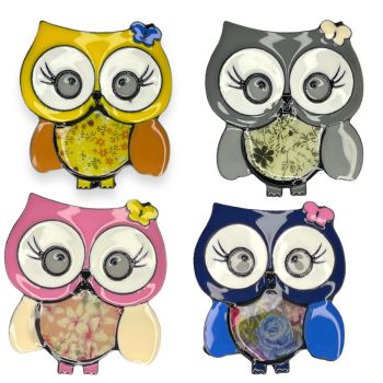 Venetti Collection large enamelled Owl brooch .

Available in Grey tone, Blue tone ,dusky pink tone and yellow tone .

Sold as a pack of 3 per colour or 4 assorted.

Size approx 4 x 4 cm