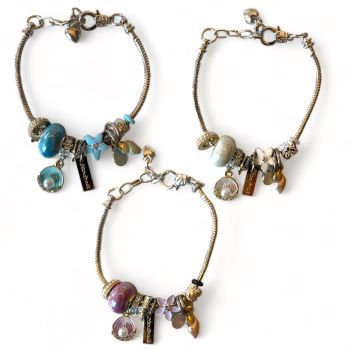 Ladies Rhodium plated Sea shell charm bracelet with assorted glass beads and  enameled charms ,embelished with imitation pearls and genuinine crystal stones .

Available in White ,Turquoise and Lilac.

Sold as a pack of 3 per colour or 3 assorted.

